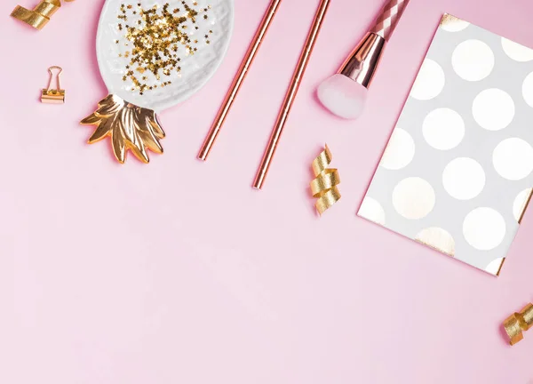 Goldenes festliches Dekor und feminine Accessoires auf rosa Hintergrund — Stockfoto