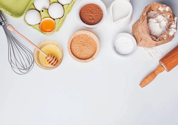 Ferramentas e ingredientes para assar: farinha, ovos, açúcar e outros . — Fotografia de Stock