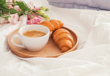 kahve ve kruvasan ile yatakta kahvaltı