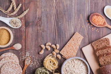 Yüksek karbonhidrat yiyecek ahşap arka plan üzerinde farklı türleri