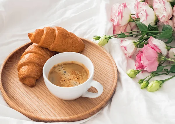 Desayuno en la cama con café y cruasanes —  Fotos de Stock