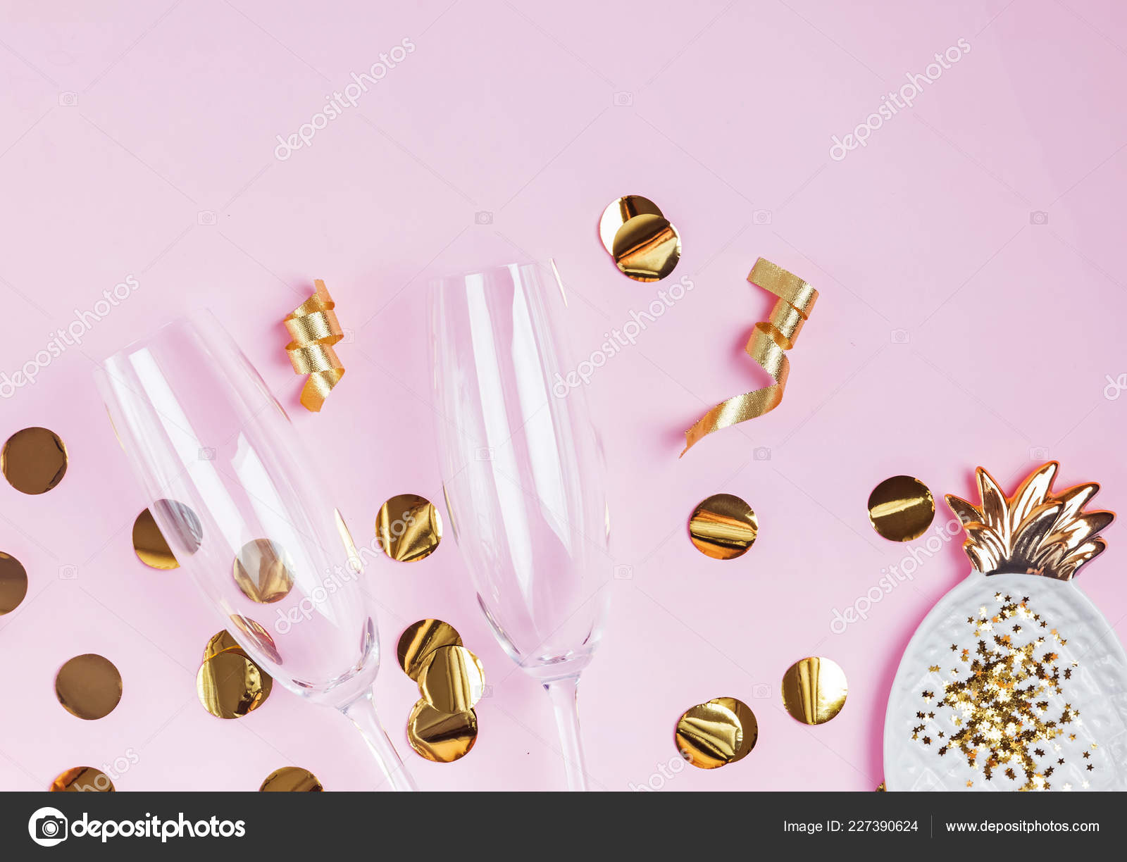 Decoracion De Fiesta De Color De Oro Y Copas De Champagne Sobre Fondo Rosa Foto De Stock C Chiociolla 227390624