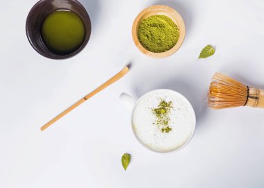 Matcha kahve bir fincan, toz ve beyaz arka plan üzerinde çay yapmak için Araçlar,