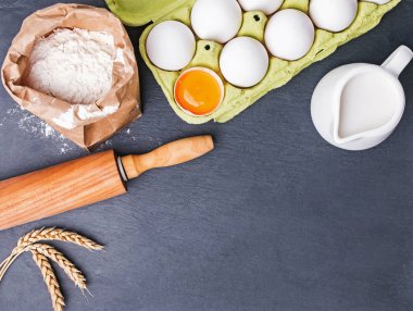 Malzemeler ve araçlar siyah taş zemin üzerine pişirme