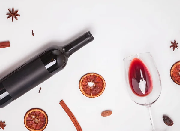 Butelka wina, szkła z przelewa wino czerwone i suche przyprawy na białym tle — Zdjęcie stockowe