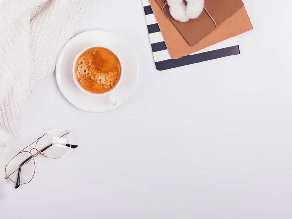 Kaffe, Glasögon och anteckningsblock på vita bordet — Stockfoto