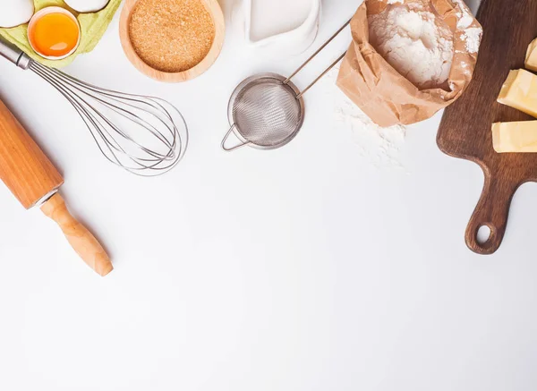 Ferramentas e ingredientes para assar: farinha, ovos, açúcar e outros . — Fotografia de Stock