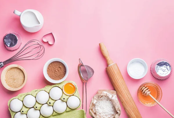 Инструменты и ингредиенты для приготовления сладкой пекарни, как пирог или кексы . — стоковое фото