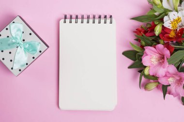 Düz lay çiçek ve hediye kutusu ile tarz.