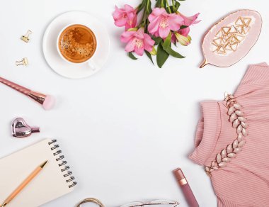 Şık soluk pembe kadınsı aksesuarları ve çiçekler