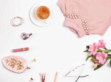 Pembe kadınsı aksesuarları ve beyaz arka plan üzerinde çiçekler.