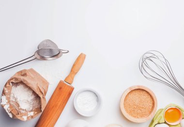 Fırın malzemeleri ve beyaz arka plan üzerinde öğeleri