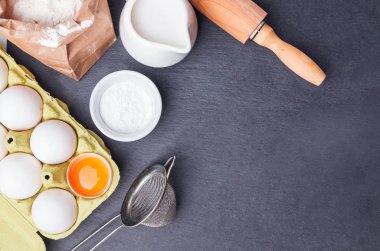 Fırın malzemeleri ve öğeleri siyah taş zemin üzerine