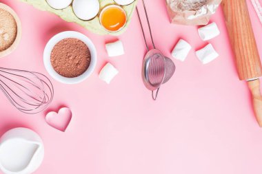 Araçlar ve malzemeler pasta ya da kek gibi tatlı ekmek yapmak için.