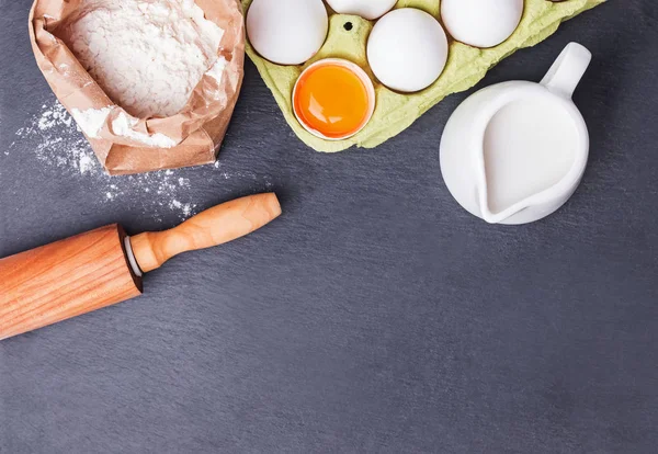 Cozimento ingredientes e ferramentas no fundo de pedra preta — Fotografia de Stock