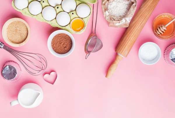 Инструменты и ингредиенты для приготовления сладкой пекарни, как пирог или кексы . — стоковое фото