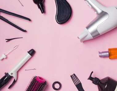Saç stil oluşturma ve bakımı öğeler ve pembe bir arka plan üzerinde ürünleri