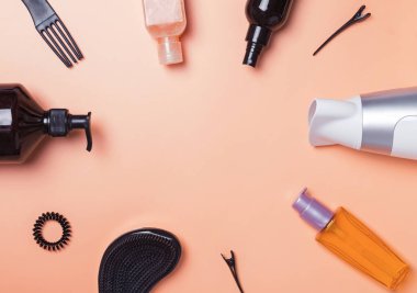 Saç bakım türevlerini ve stil öğeleri turuncu zemin üzerine