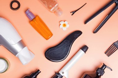 Saç bakım türevlerini ve stil öğeleri turuncu zemin üzerine