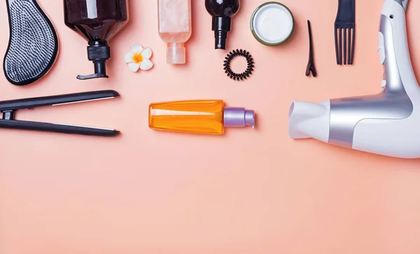 Hair care produts és stílus elemek, a narancssárga háttér — Stock Fotó