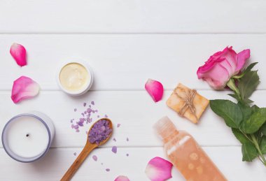 Gül, deniz tuzu, sabun ve diğer türevlerini Spa natürmort