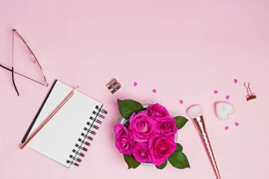 Gül, kadınsı aksesuarları ve küçük kağıt kalpleri ile yaratıcı çerçeve