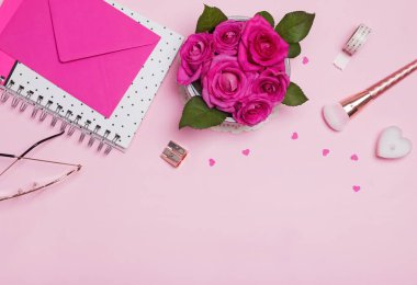 Gül, kadınsı aksesuarları ve küçük kağıt kalpleri ile yaratıcı çerçeve