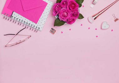 Gül, kadınsı aksesuarları ve küçük kağıt kalpleri ile yaratıcı çerçeve