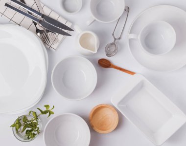 Farklı sofra ve yemekleri beyaz arka planda, üstten görünüm.