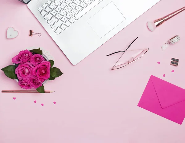 Laptop, rosas, pequenos corações de papr e outros acessórios no fundo rosa, vista superior — Fotografia de Stock