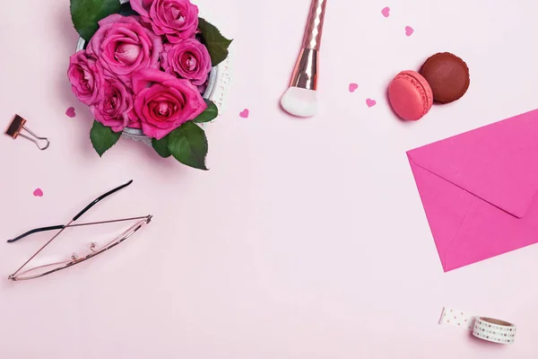 Moldura criativa com rosas, acessórios femininos e pequenos corações de papel — Fotografia de Stock