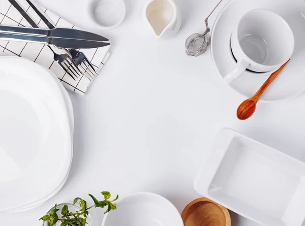 Vajilla y platos diferentes en el fondo blanco, vista superior . —  Fotos de Stock