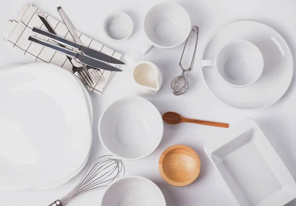 Vajilla y platos diferentes en el fondo blanco, vista superior . — Foto de Stock