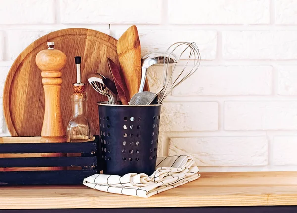 Utensilios de cocina y evaluaciones para cocinar de pie sobre la mesa de madera —  Fotos de Stock