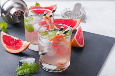 İki bardak greyfurt nane yakın çekim ile kokteyl