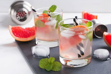 İki bardak greyfurt nane yakın çekim ile kokteyl