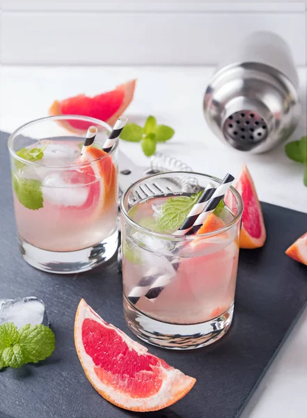 Två glas av grapefrukt cocktail med mint närbild — Stockfoto