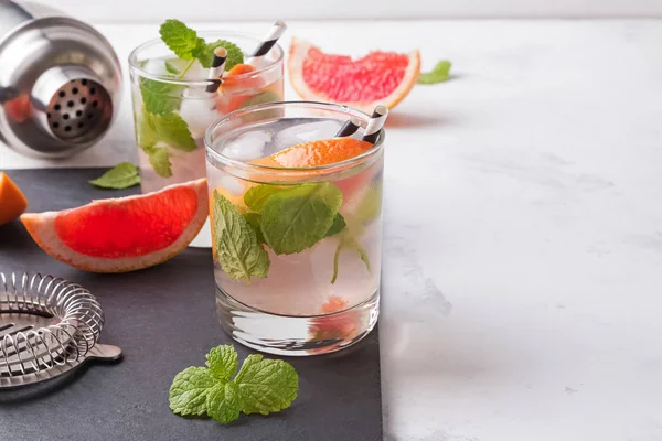 Cocktail ou refrescante com toranja e hortelã — Fotografia de Stock