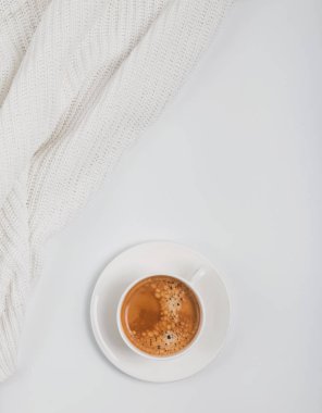 Kahve ve beyaz knitte kumaş. Minimalist kompozisyon.