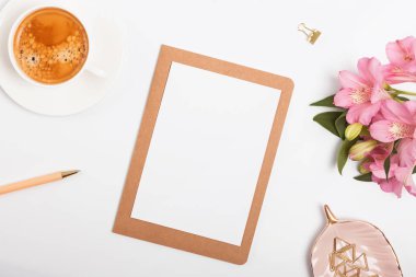 Kahve ve çiçekler, en iyi görünümü ile yaratıcı kompozisyon.