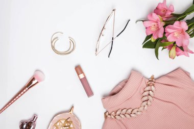 Şık soluk pembe kadınsı aksesuarları ve çiçekler