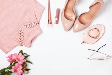 Bej ve soluk pembe renklerde kıyafet.