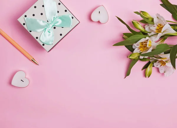 Kreativa ram med blommor och presentförpackning på rosa bakgrund, — Stockfoto