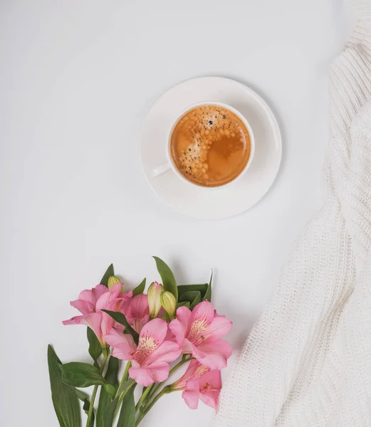 Café, fleurs et tricot blanc — Photo