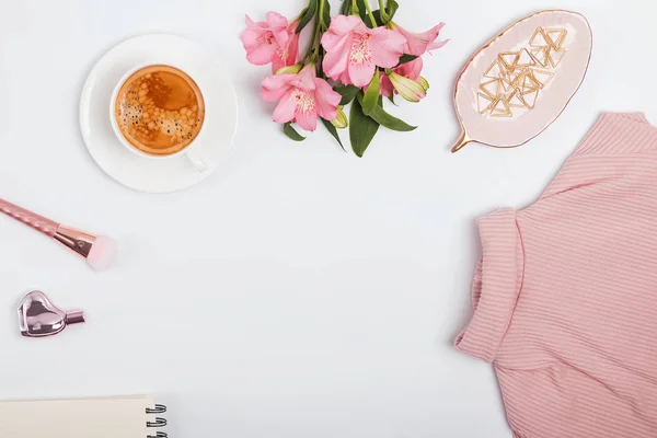 Stijlvolle vrouwelijke accessoires, bloemen en koffie op — Stockfoto