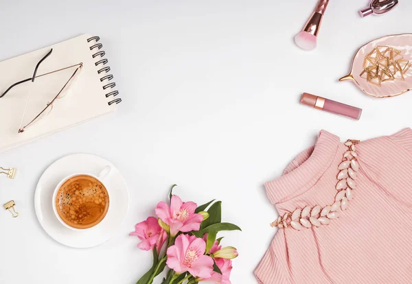 Stijlvolle bleke roze vrouwelijke accessoires en bloemen — Stockfoto