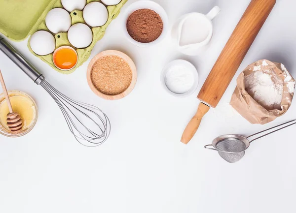 Випічка інгредієнтів і предметів на білому тлі — стокове фото