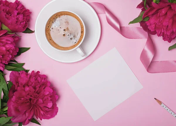 Blanco papier kaart mock-up, koffie en roze pioenrozen — Stockfoto