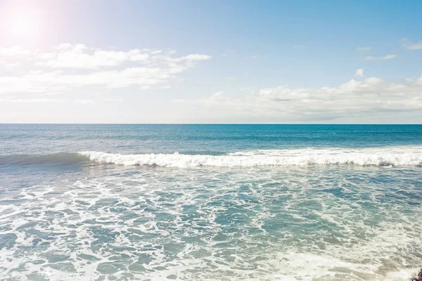 Hermoso mar con pequeñas olas y espuma, foto tonificada — Foto de Stock