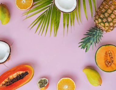 Pembe arka plan üzerinde tropik meyve ile yaratıcı çerçeve